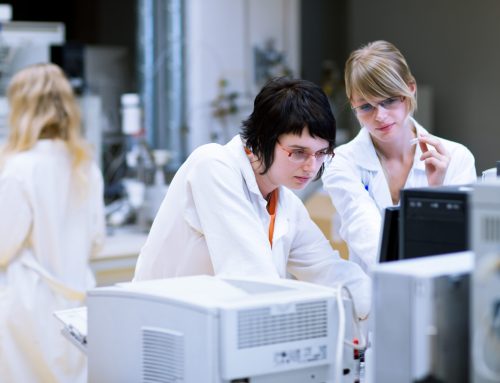 How surface adsorption slows analyser response time
